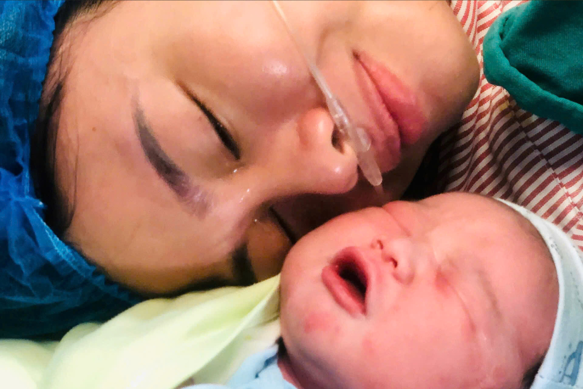Khoảnh khắc hai mẹ con gặp nhau sau một hành trình dài