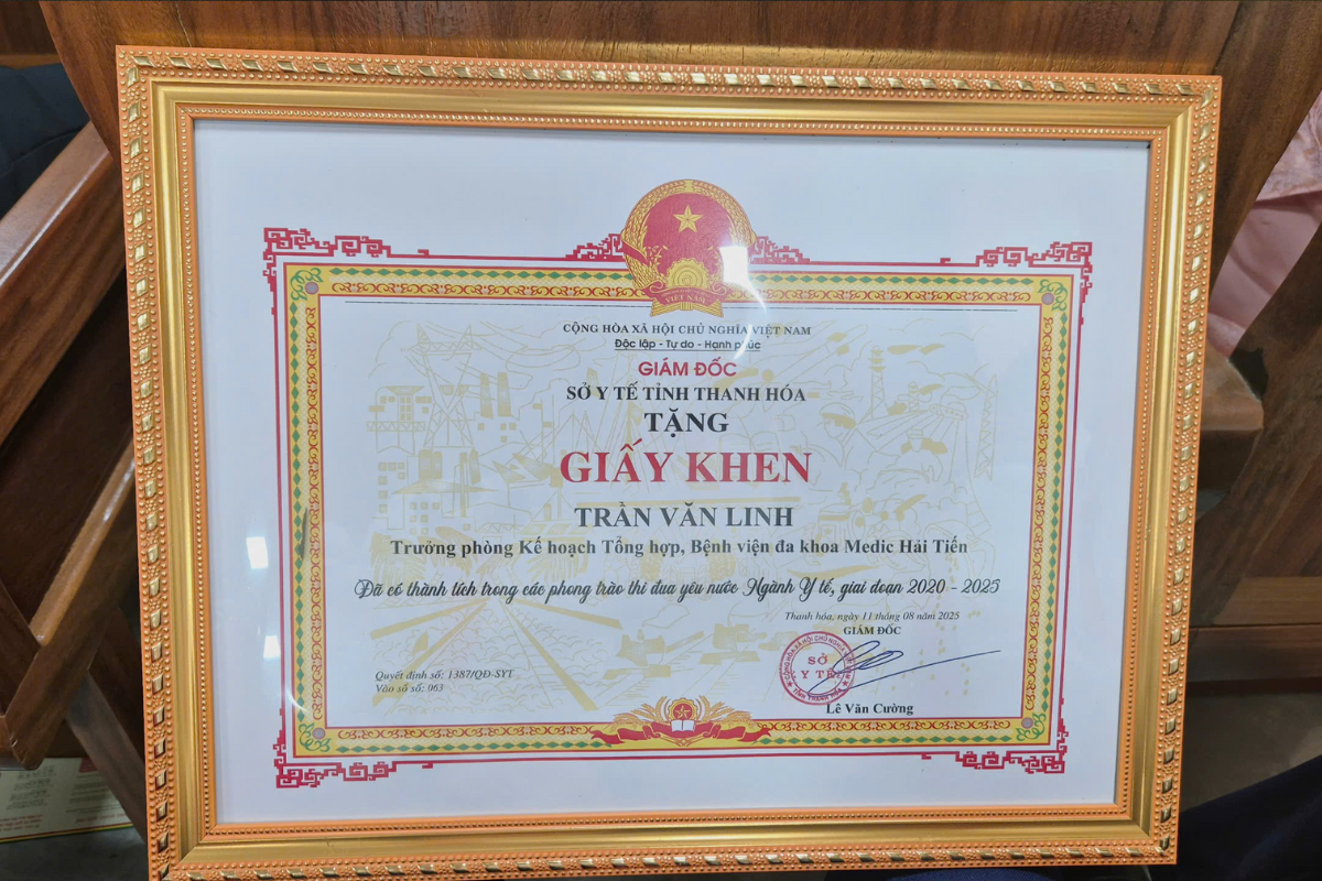 Bác sĩ Trần Văn Linh nhận Giấy khen tại Hội nghị tuyên dương điển hình tiên tiến ngành Y tế giai đoạn 2020 – 2025