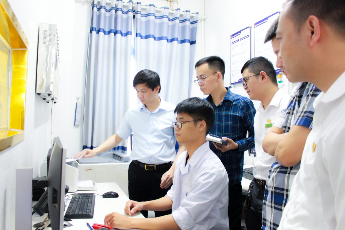 Hội đồng thẩm định trực tiếp khảo sát thực tế tại các khoa/phòng, đánh giá khả năng vận hành triển khai bệnh án điện tử