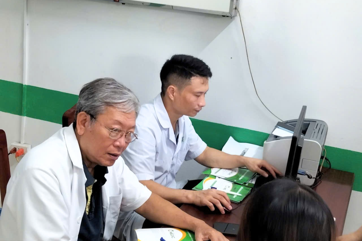 TS.BS Nguyễn Văn Tiến tận tình thăm khám, lắng nghe từng chia sẻ của người bệnh