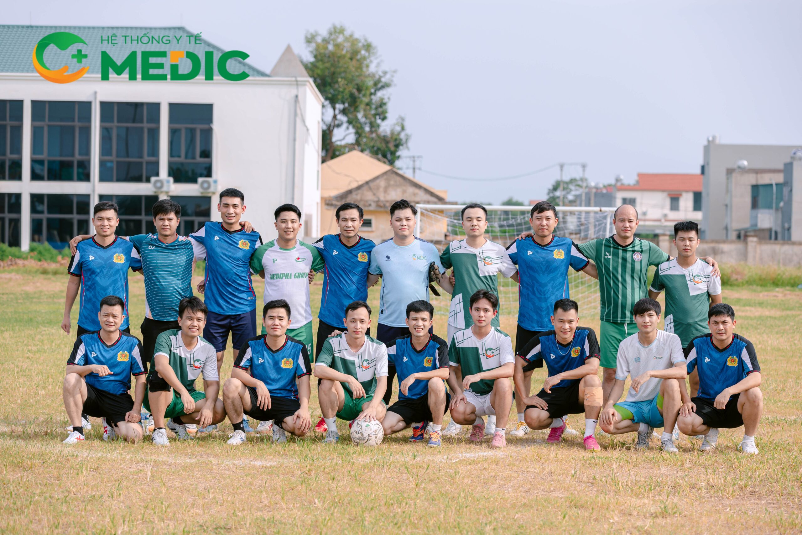 Những pha bóng quyết liệt, đầy nỗ lực của các cầu thủ Medic Hải Tiến trên sân cỏ