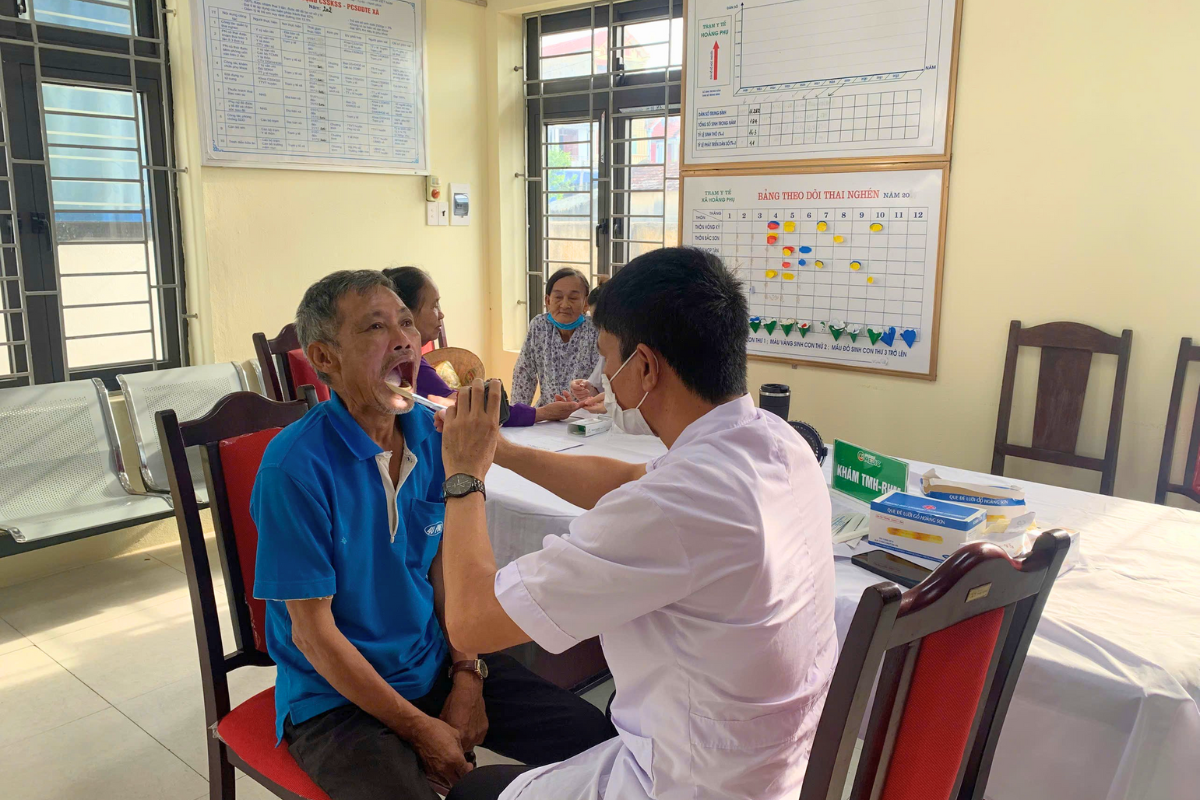Bác sĩ hướng dẫn chế độ ăn uống, luyện tập phù hợp để giúp các bác duy trì sức khỏe lâu dài.