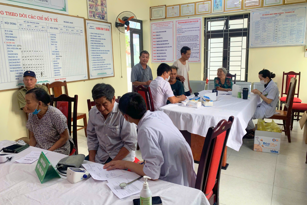 Không khí ấm áp, thân tình giữa y bác sĩ và các bác cựu chiến binh trong suốt 5 ngày diễn ra chương trình.