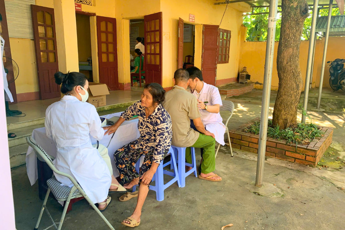 Đội ngũ y bác sĩ của Hệ thống Y tế Medic tận tình thăm khám cho từng bác cựu chiến binh.