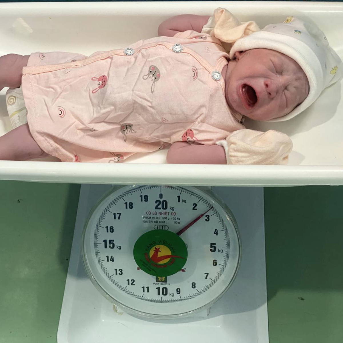 Em bé chào đời khỏe mạnh cân nặng 2,7kg