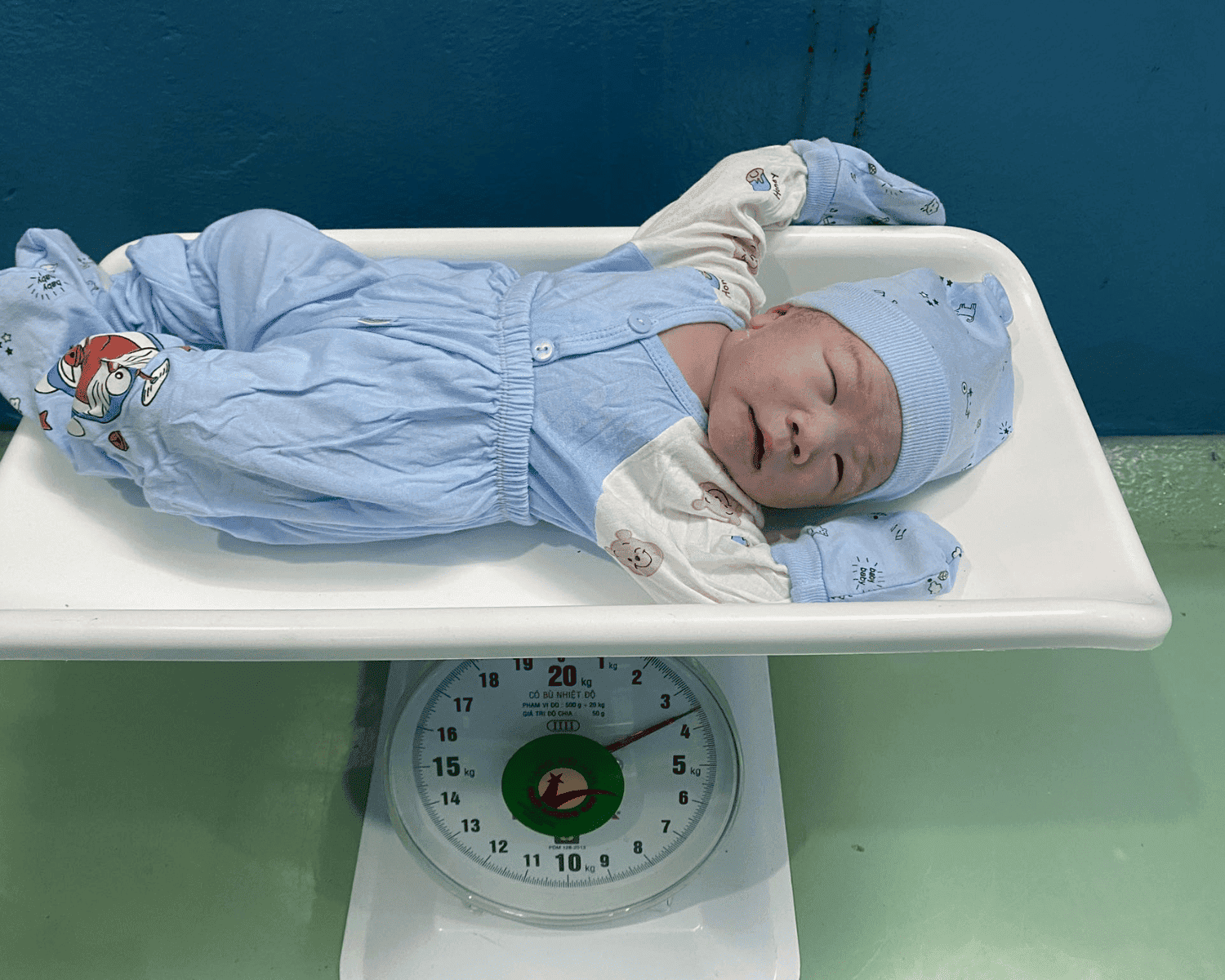Bằng kinh nghiệm và chuyên môn của đội ngũ y bác sĩ, bé con chào đời khỏe mạnh, bình an