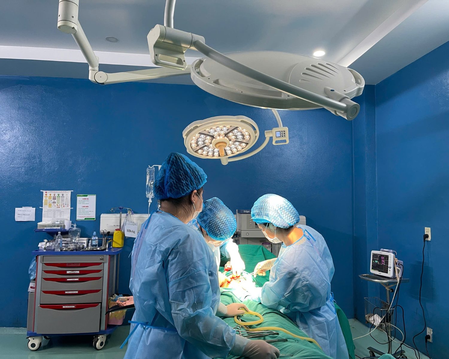 Đội ngũ bác sĩ sản khoa Medic Hải Tiến phối hợp chặt chẽ để đảm bảo an toàn tuyệt đối cho ca sinh mổ nhiều nguy cơ