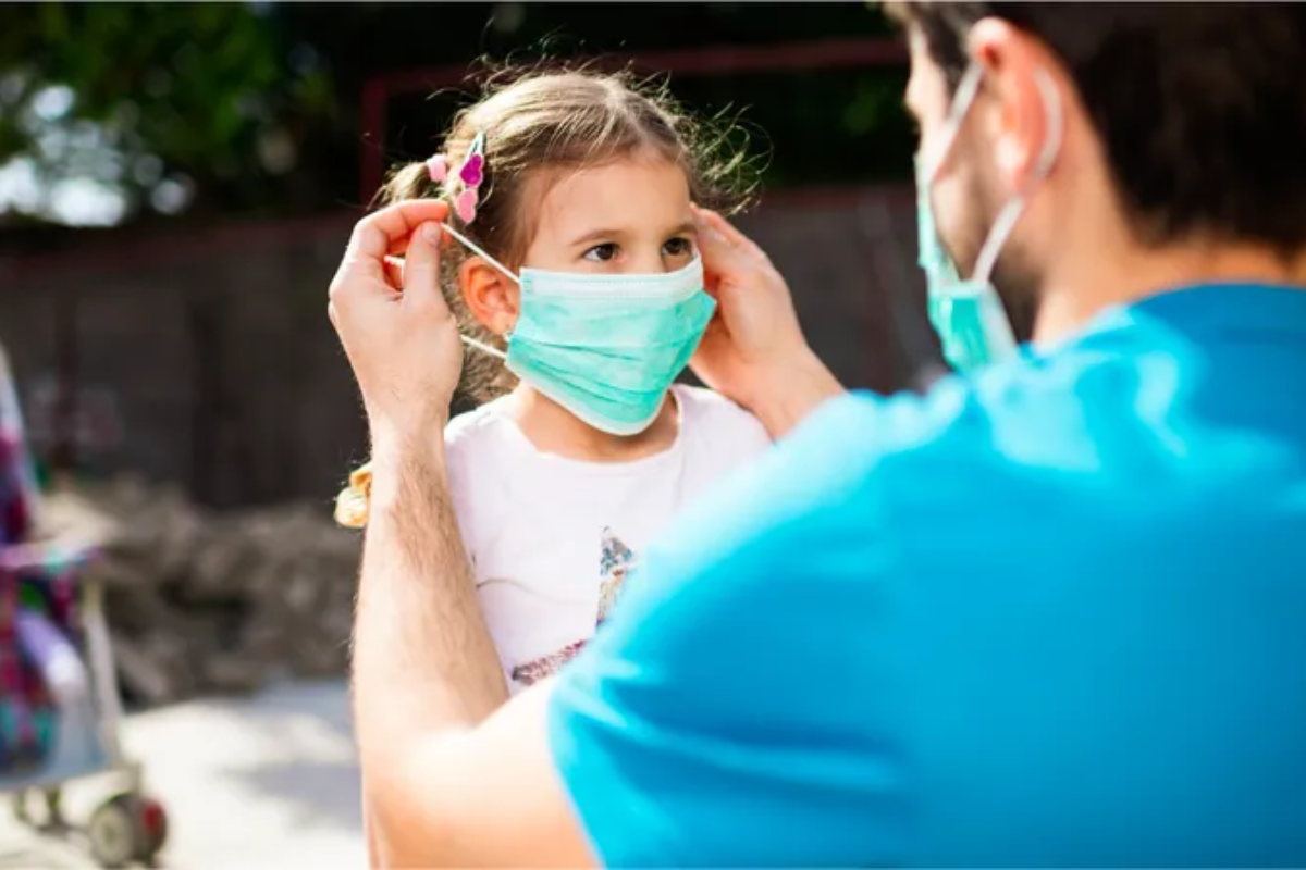 Việc chẩn đoán virus Nipah thường bắt đầu từ việc xem xét các triệu chứng và lịch sử di chuyển của bệnh nhân