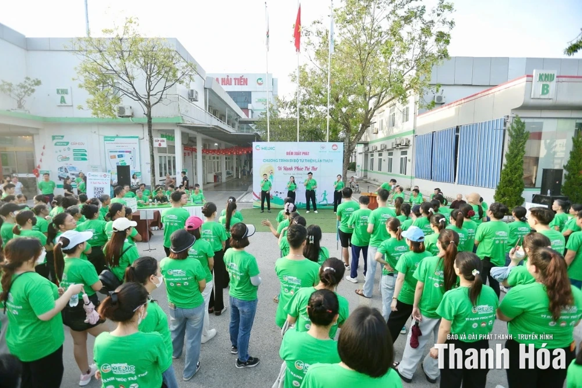 Không chỉ tham gia đi bộ, rèn luyện sức khỏe, mọi người tham dự còn góp phần gây quỹ ủng hộ trẻ em nghèo, trẻ em có hoàn cảnh khó khăn nhân dịp Tết Trung thu.