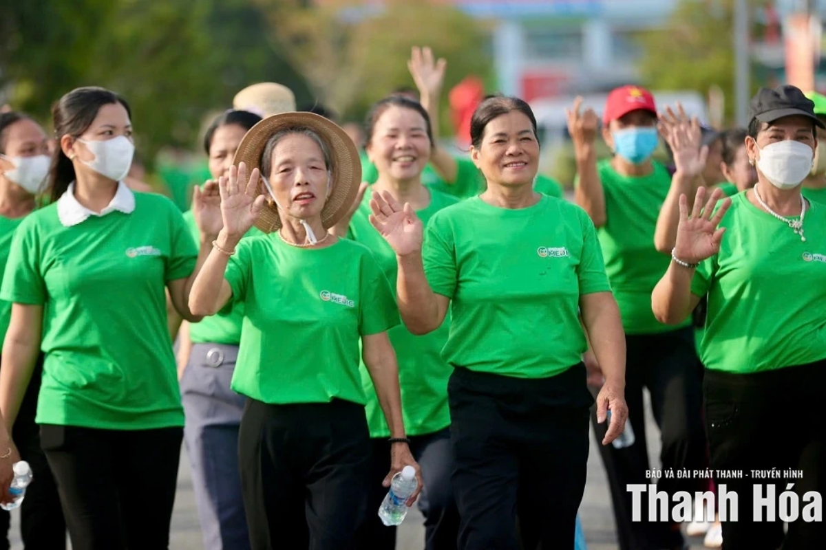 Các đại biểu, cán bộ và người dân cùng sải bước trong hành trình đi bộ từ thiện dài 1.500m tại Hải Tiến.
