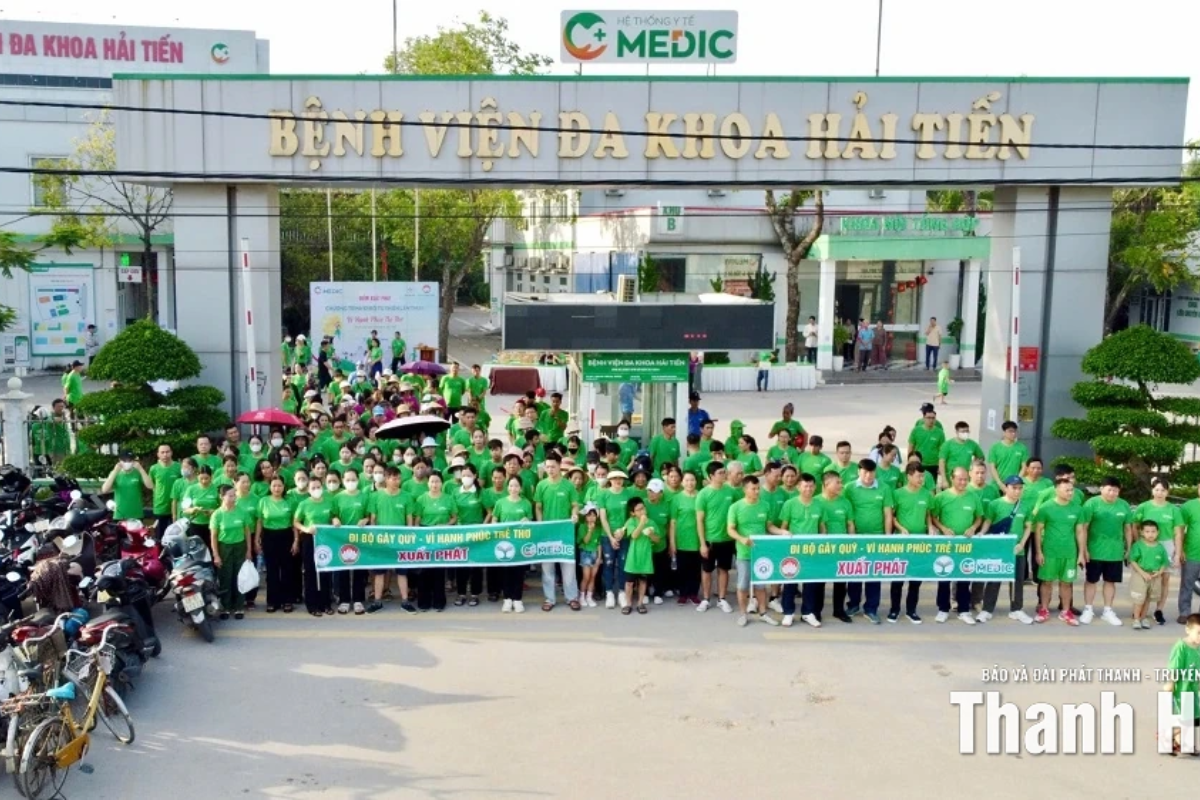 Đông đảo cán bộ, người dân và các đơn vị tham gia chương trình đi bộ từ thiện “Vì hạnh phúc trẻ thơ” do Hệ thống Y tế Medic tổ chức.