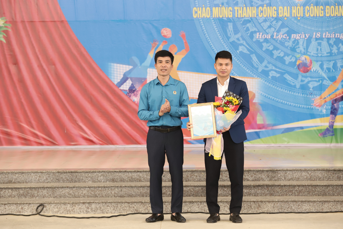 Đại diện công đoàn xã Hoa Lộc tặng hoa và giấy chứng nhận cho đơn vị tài trợ - Hệ thống Y tế Medic