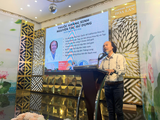 GS.TS.TTƯT Nguyễn Tiến Dũng trực tiếp tập huấn, chia sẻ kiến thức về thuốc kháng sinh và nguyên tắc sử dụng tại Bệnh viện Đa khoa Medic Hải Tiến.