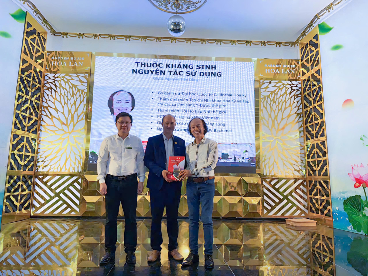 Giáo sư Dũng tặng quà cho đại diện Ban lãnh đạo Bệnh viện Đa khoa Medic Hải Tiến 