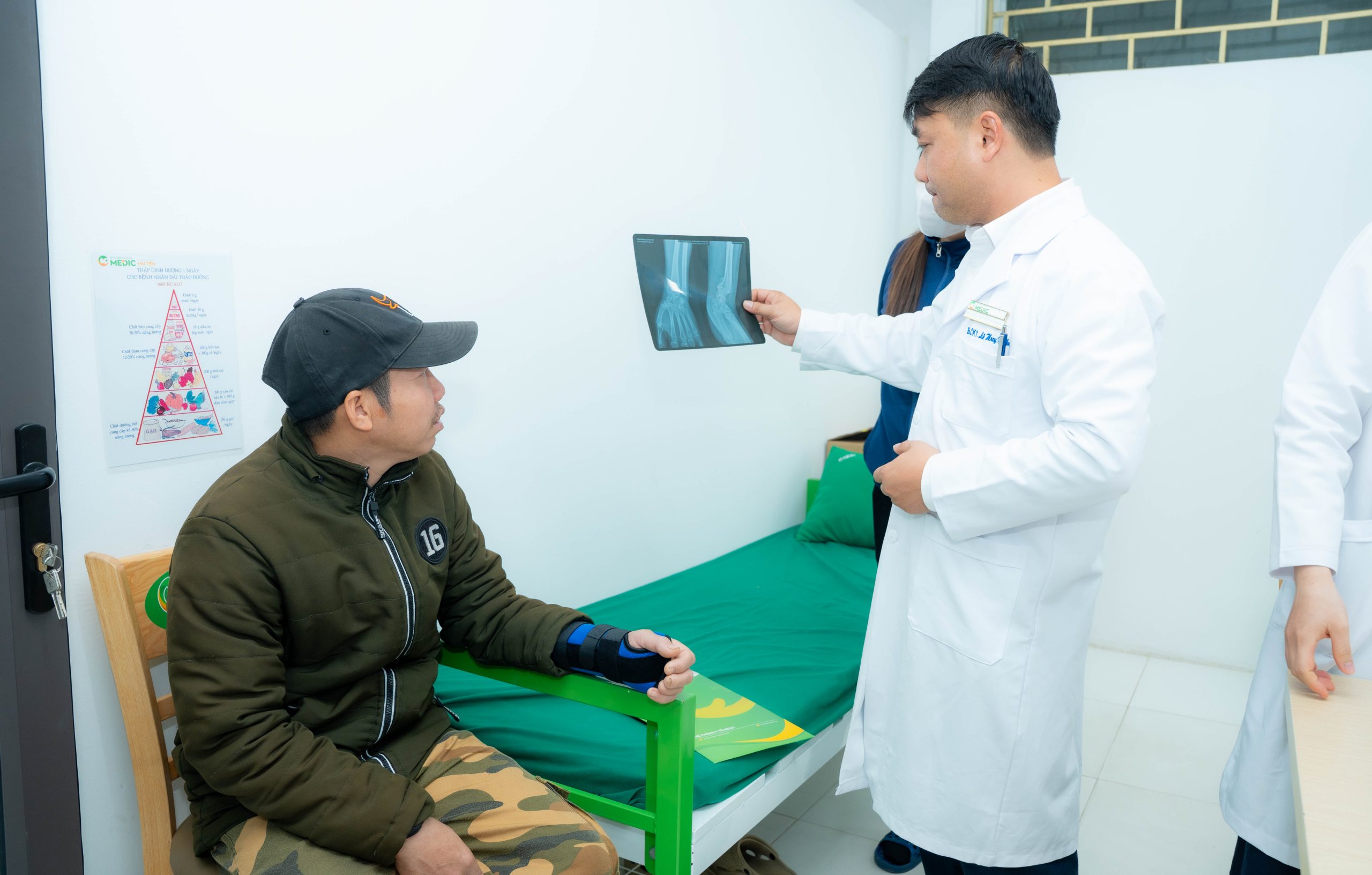 Tại Medic Đông Anh triển khai nhiều dịch vụ khám sức khỏe như: Khám sức khỏe doanh nghiệp, khám bệnh nghề nghiệp, khám sức khỏe lái xe - Xin việc - Đi làm