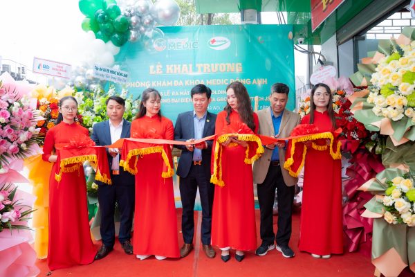 Nghi thức cắt băng khai trương Phòng khám Đa khoa MEDIC Đông Anh – khởi đầu cho hành trình chăm sóc sức khỏe cộng đồng.