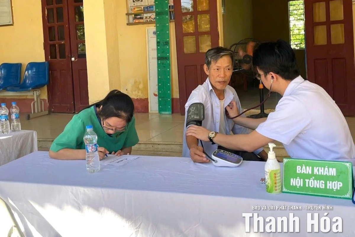 Bệnh viện Đa khoa Medic Hải Tiến thăm, khám sức miễn phí cho cựu chiến binh, gia đình chính sách, người có công với cách mạng trên địa bàn xã Hoằng Thanh.