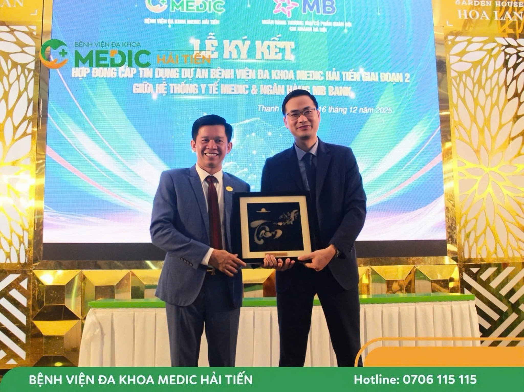 Lãnh đạo MB Hà Nội tặng quà lưu niệm cho Tập đoàn Medipha.