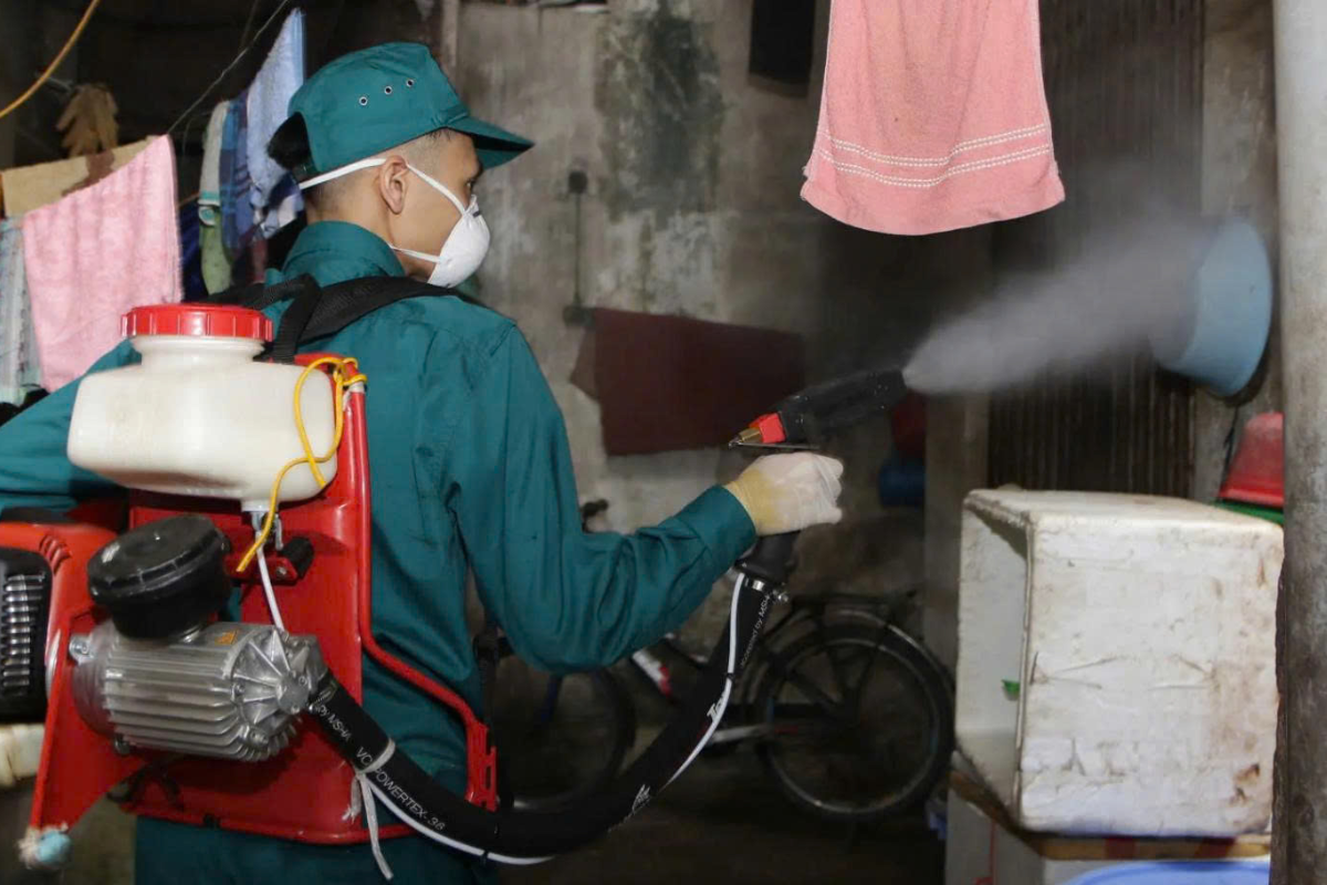 Tăng cường vệ sinh, khử khuẩn tại trường mầm non là giải pháp quan trọng phòng bệnh tay chân miệng cho trẻ.