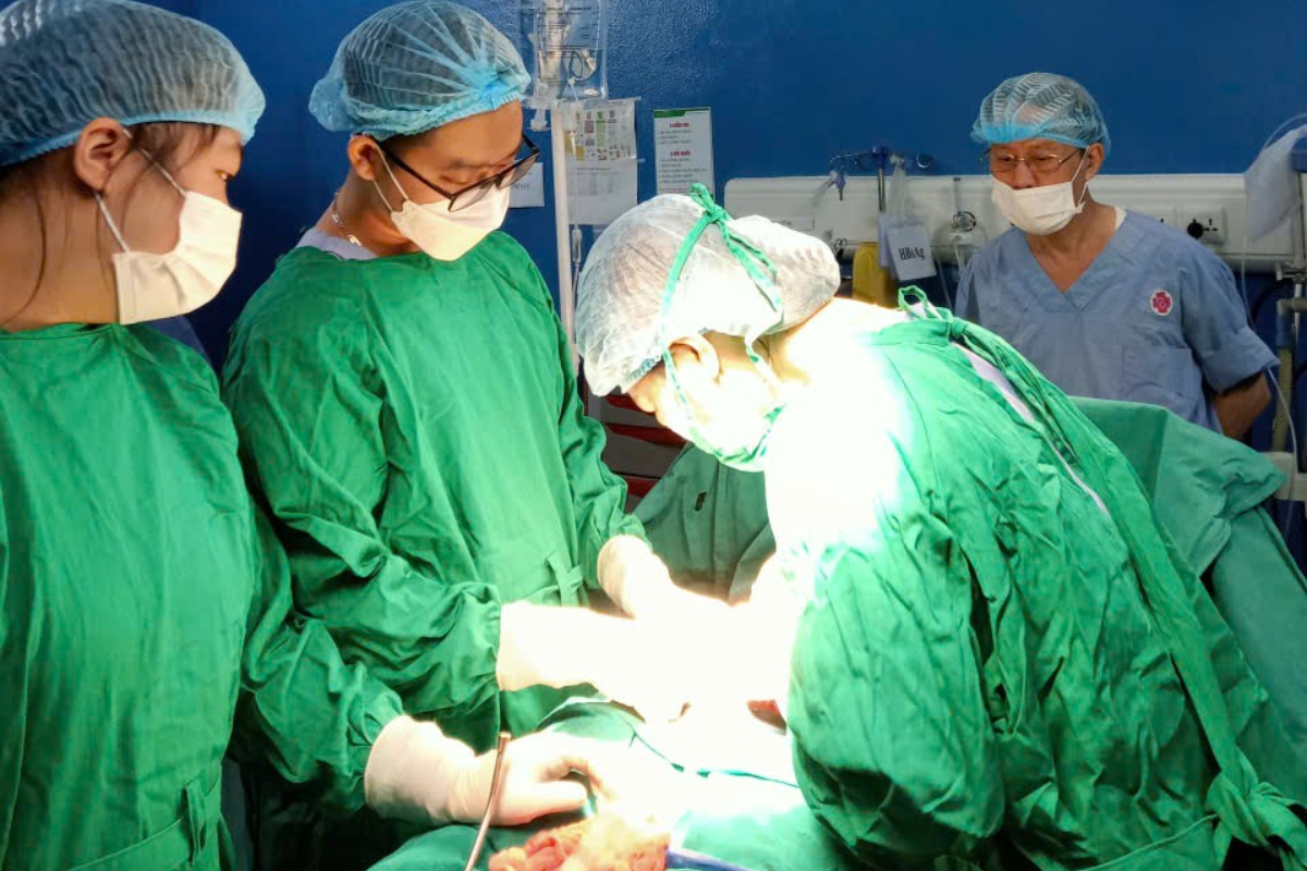 Ca phẫu thuật được thực hiện trong điều kiện vô khuẩn nghiêm ngặt, đảm bảo an toàn cho người bệnh.