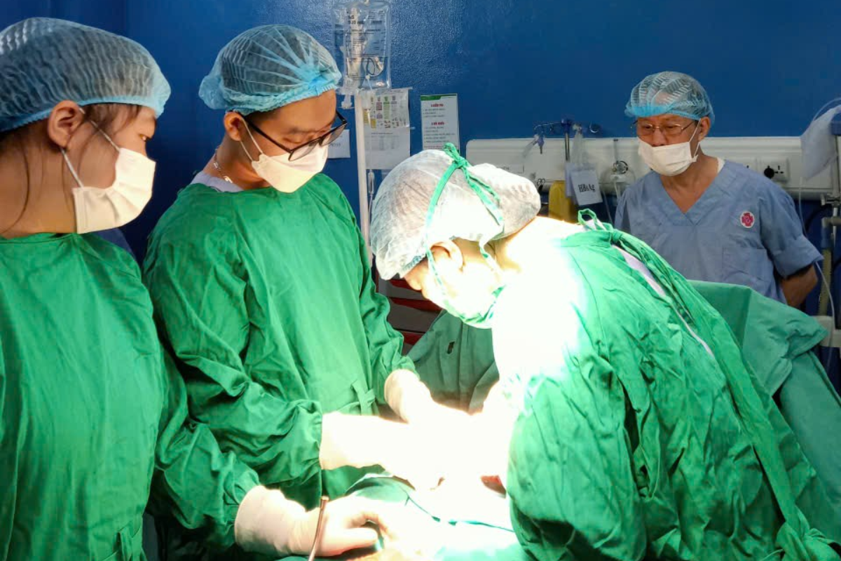 Ekip bác sĩ Bệnh viện Đa khoa Medic Hải Tiến thực hiện ca phẫu thuật cắt khối u buồng trứng kích thước lớn cho bệnh nhân nữ.