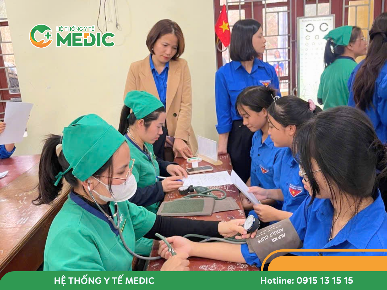 Đội ngũ bác sĩ và điều dưỡng Phòng khám Đa khoa Medic Diễn Châu tận tình thăm khám, tư vấn sức khỏe cho đoàn viên thanh niên địa phương.