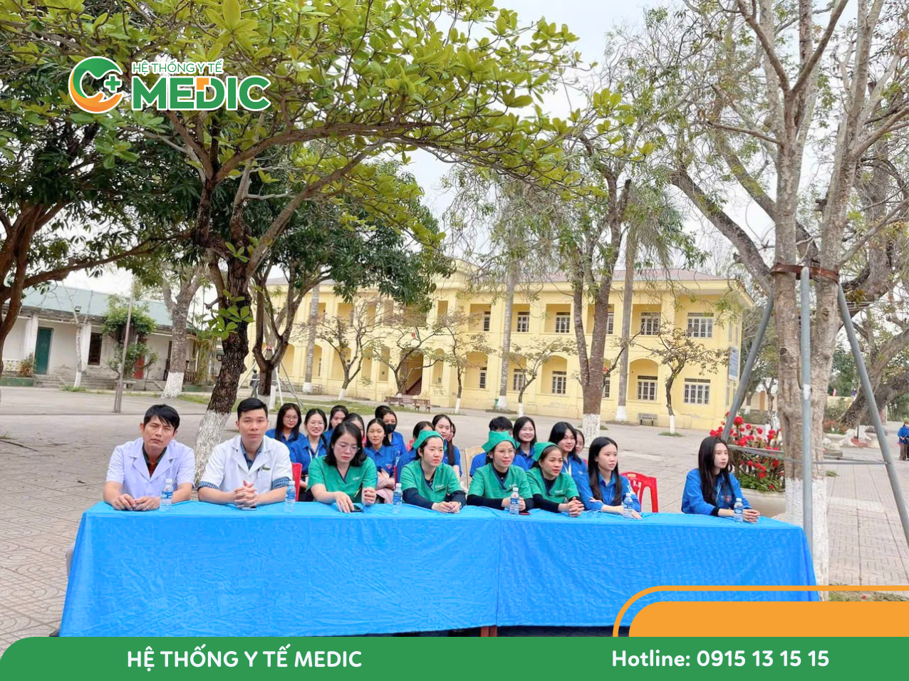 Đội ngũ y bác sĩ Phòng khám Đa khoa Medic Diễn Châu phối hợp cùng Đoàn Thanh niên xã Đức Châu tổ chức chương trình khám, phát thuốc miễn phí cho đoàn viên thanh niên.