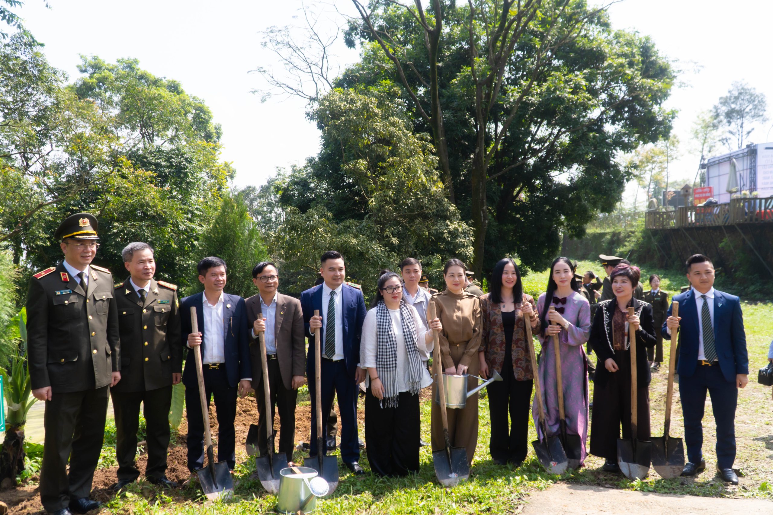 Hoạt động trồng cây đầu xuân tại Vườn Quốc gia Ba Vì góp phần phủ xanh đất trống, bảo vệ hệ sinh thái tự nhiên.