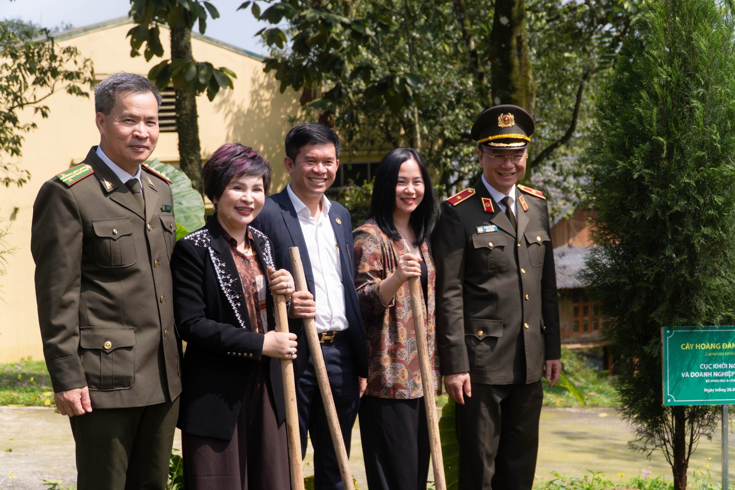 “Tết trồng cây đời đời nhớ ơn Bác Hồ” là hoạt động ý nghĩa nhằm nâng cao ý thức cộng đồng trong việc bảo vệ môi trường và xây dựng tương lai xanh.