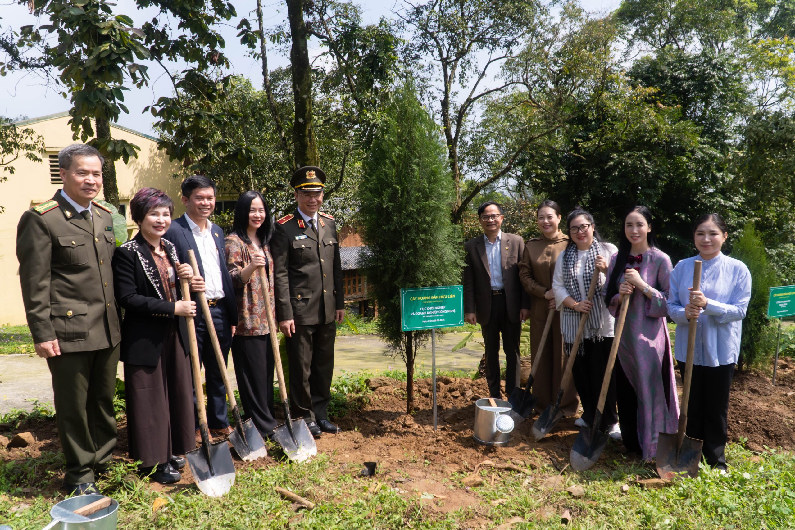 Các đại biểu và doanh nghiệp cùng tham gia hoạt động trồng cây, góp phần lan tỏa thông điệp bảo vệ môi trường và phát triển bền vững.