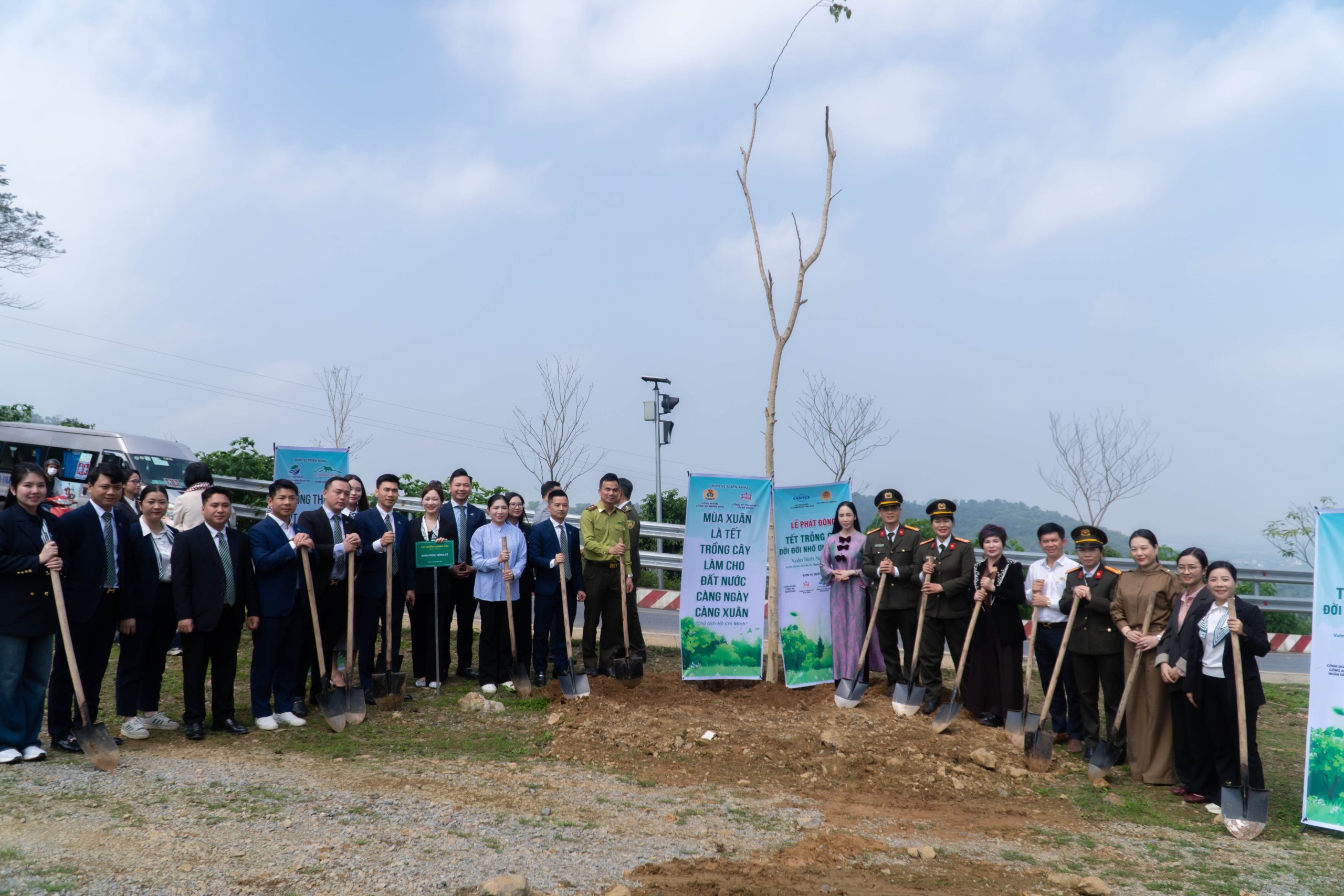 Lễ phát động “Tết trồng cây đời đời nhớ ơn Bác Hồ – Xuân Bính Ngọ 2026” được tổ chức tại Vườn Quốc gia Ba Vì với sự tham gia của nhiều đại biểu và doanh nghiệp trên cả nước.