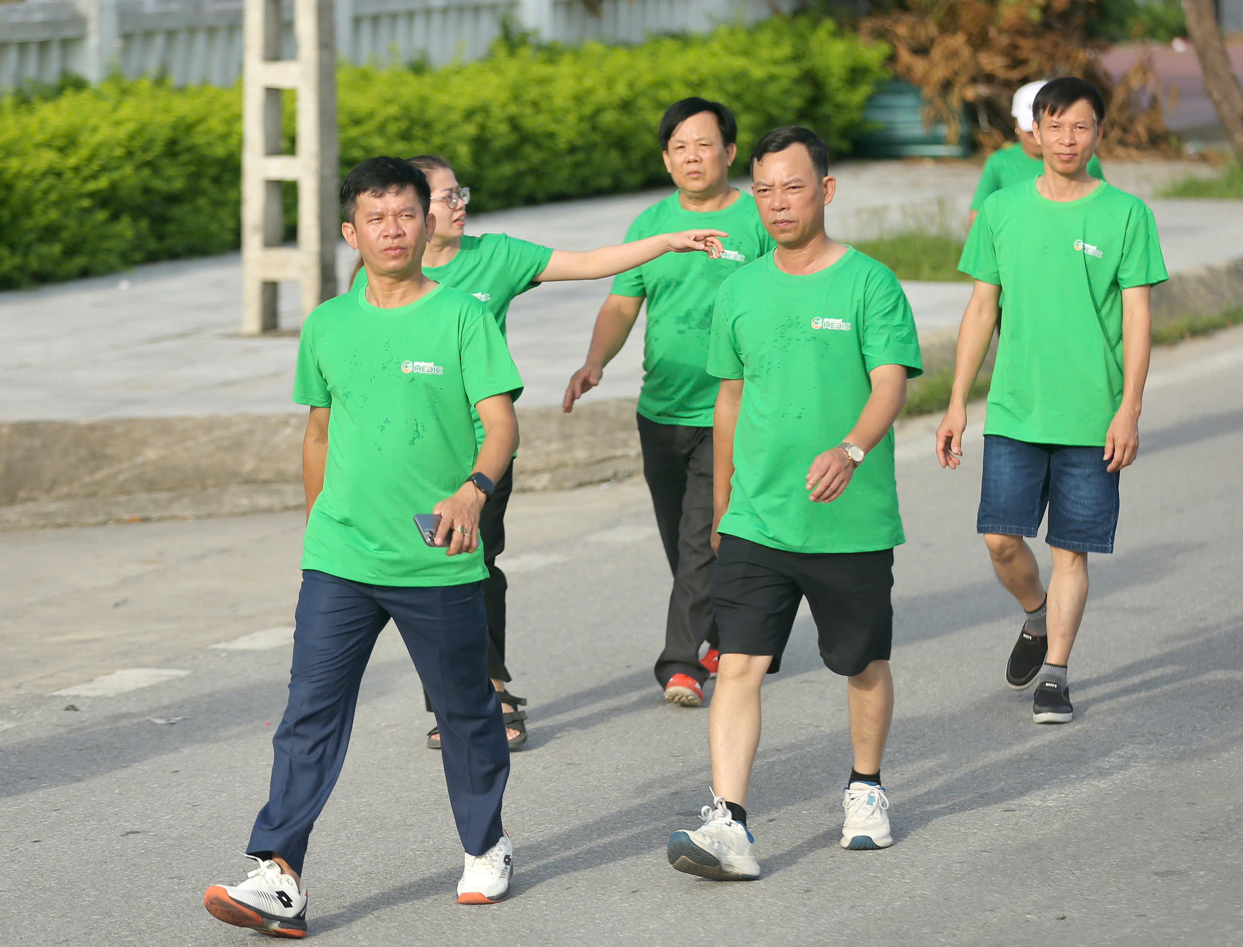 Ông Nguyễn thế Hùng trực tiếp phát động và tham gia chương trình đi bộ gây quỹ "Vì hạnh phúc trẻ thơ" năm 2025