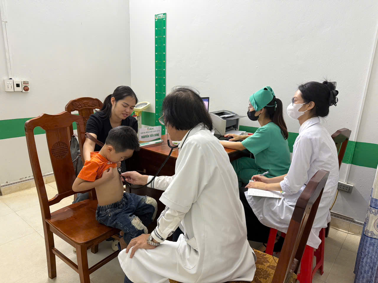 Đưa trẻ đến thăm khám với bác sĩ ngay khi xuất hiện những dấu hiệu bất thường