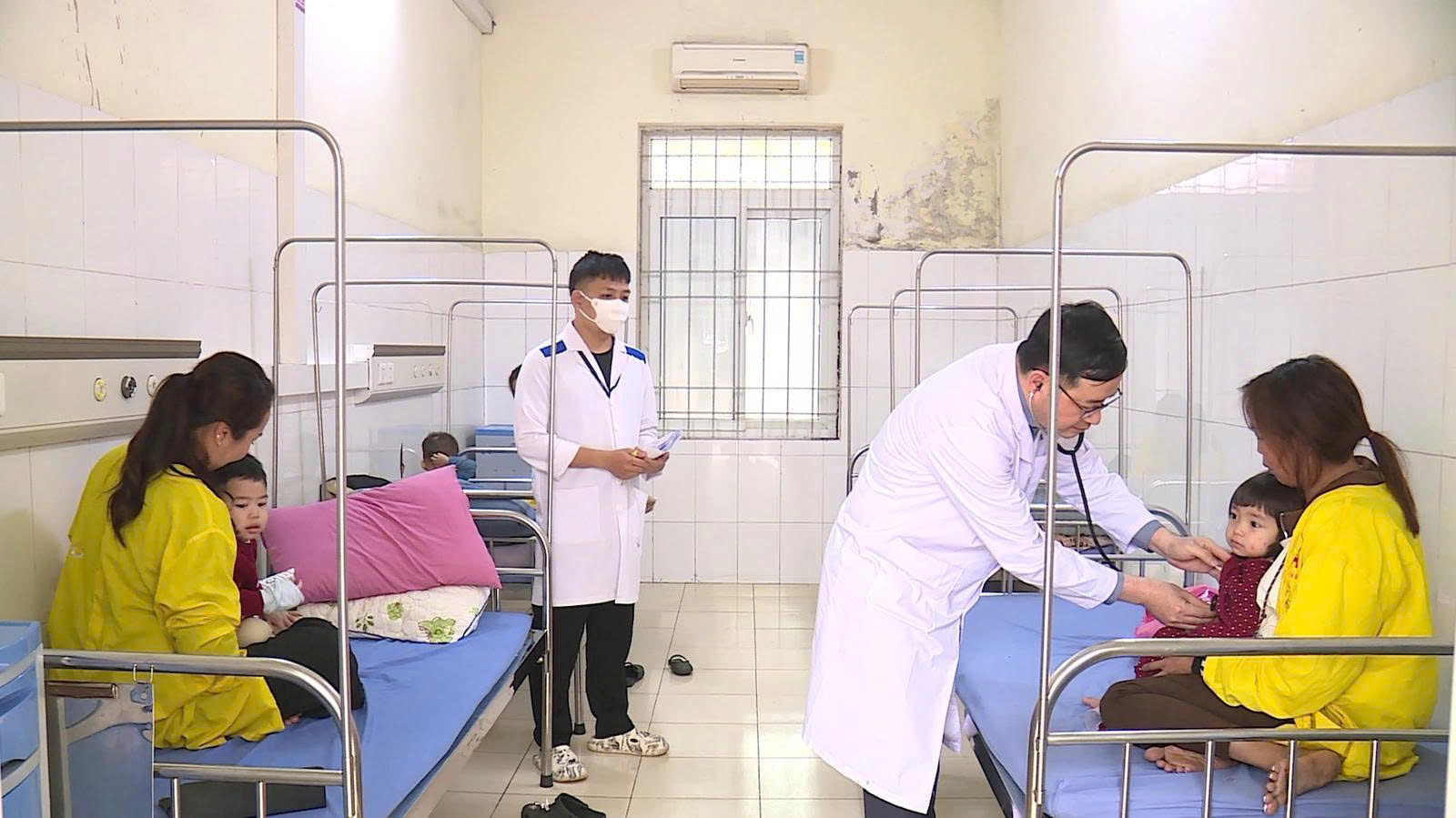 Trẻ mắc bệnh tay chân miệng điều trị tại Khoa Bệnh Nhiệt đới, Bệnh viện Nhi Thanh Hóa.