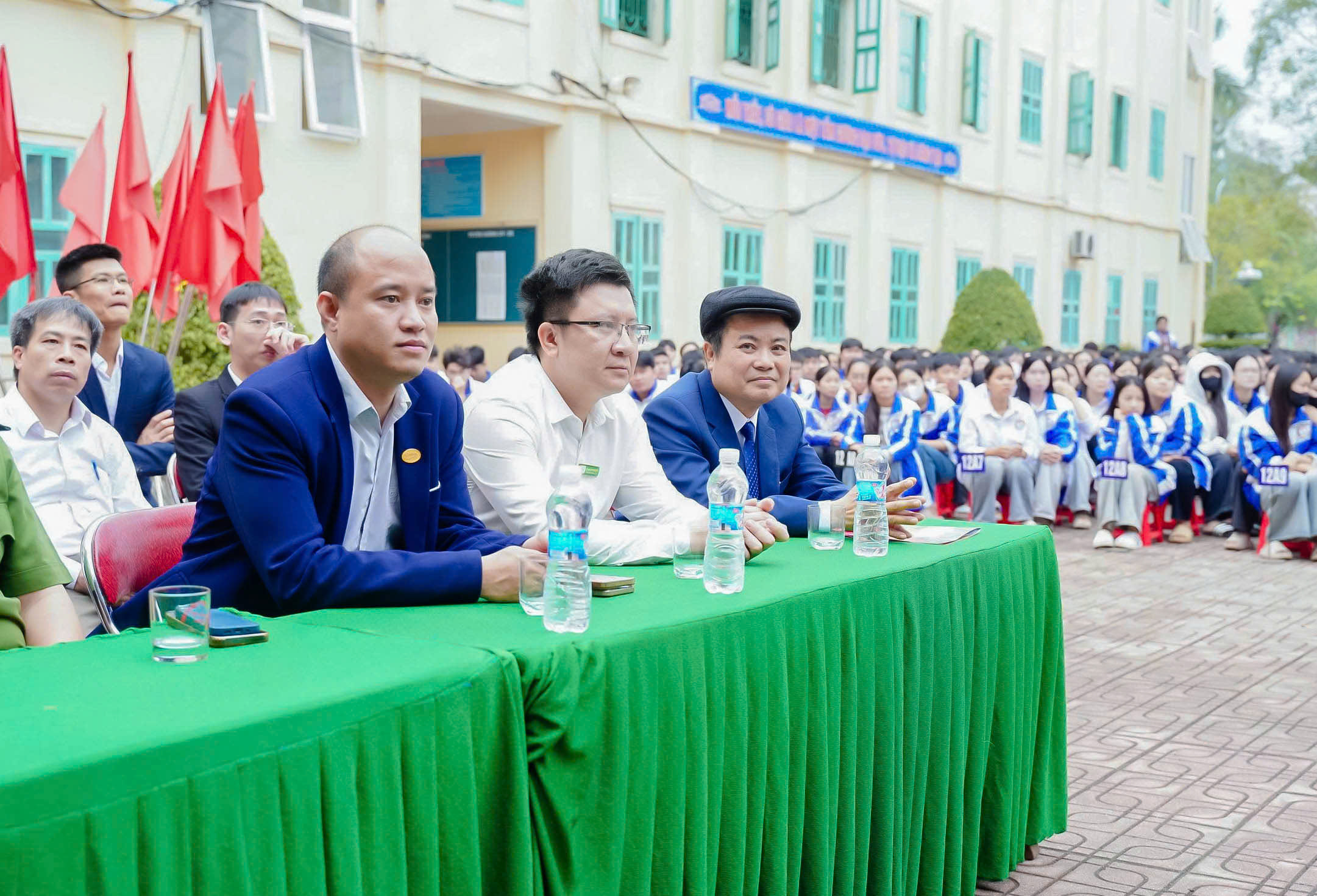 Đại diện ban lãnh đạo Hệ thống Y tế Medic và Bệnh viện Đa khoa Medic Hải Tiến tham dự chương trình lễ ký kết kết nghĩa