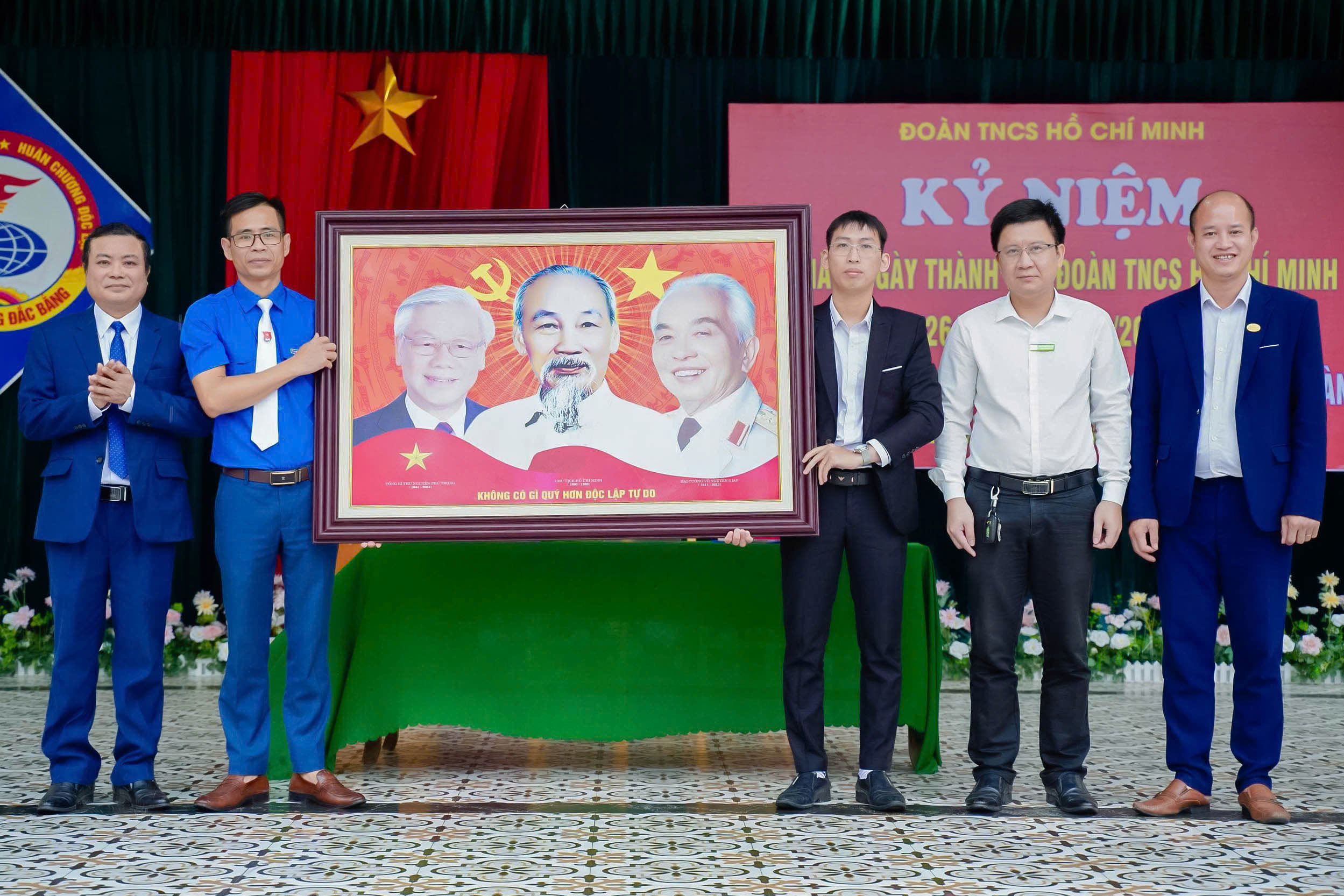 Đại diện Bệnh viện Đa khoa Medic Hải Tiến tặng quà lưu niệm cho trường THPT Lương Đắc Bằng