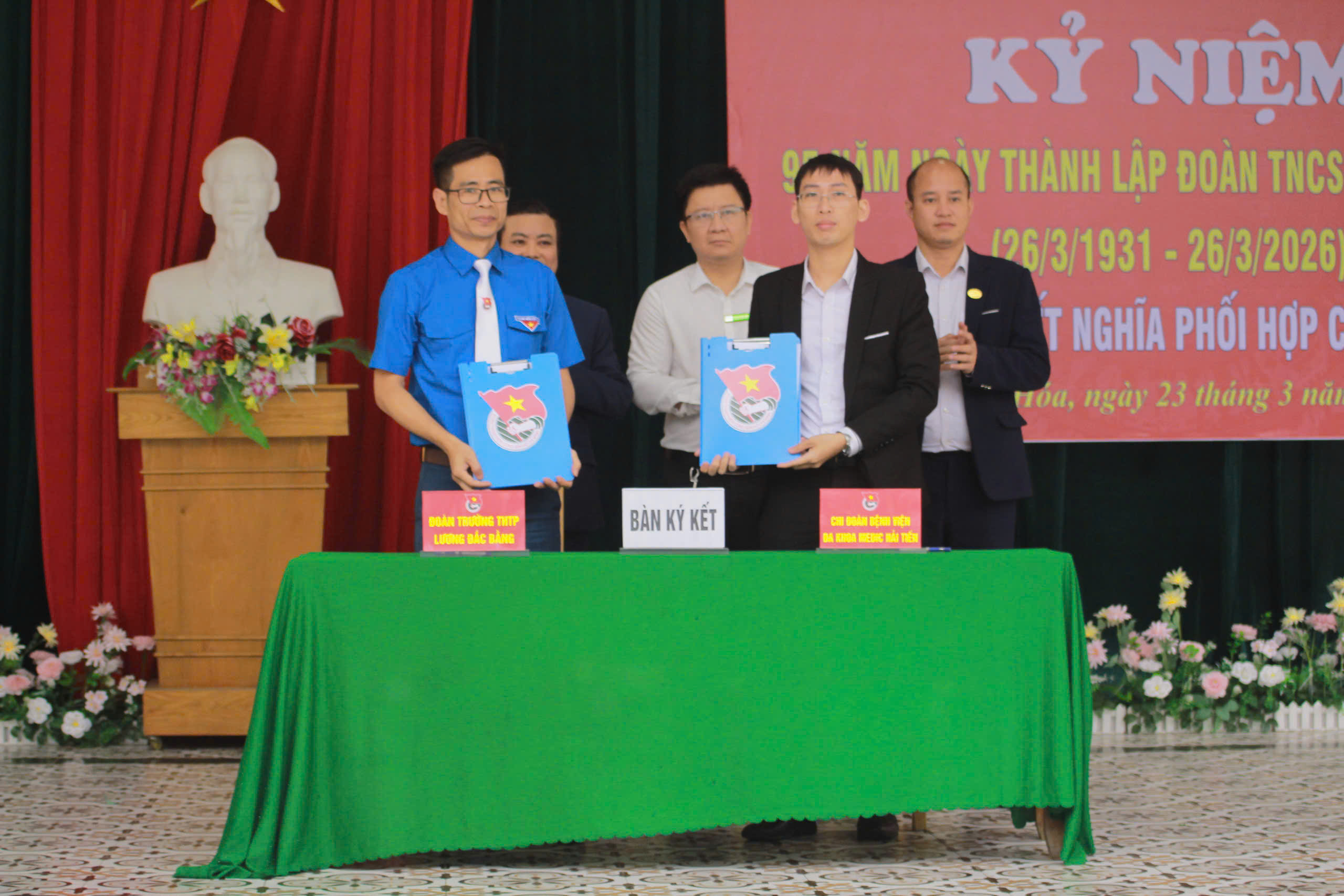 Đại diện hai đơn vị trao biên bản ghi nhớ, chính thức thiết lập mối quan hệ kết nghĩa.