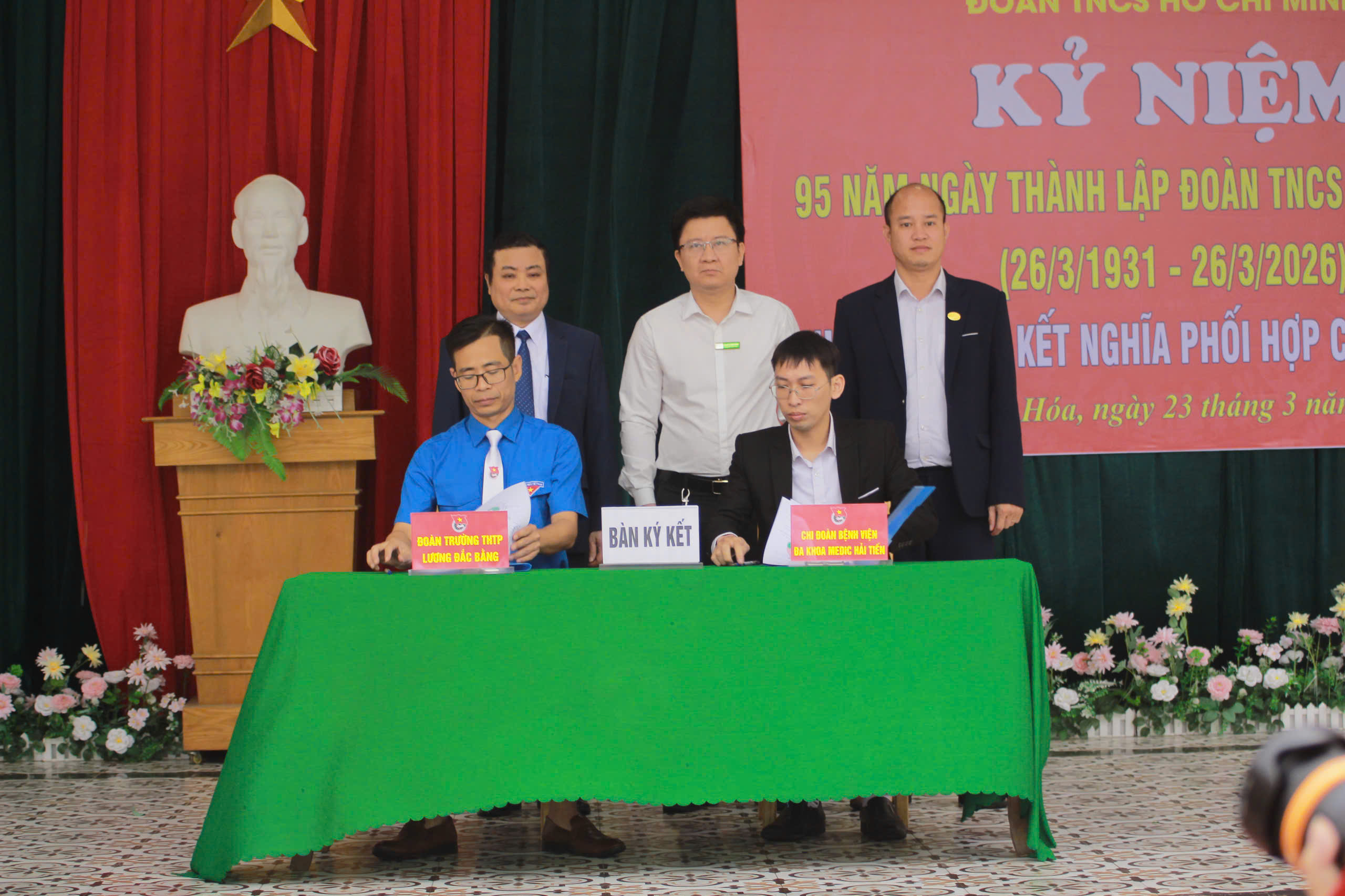 Đại diện chi đoàn Bệnh viện Đa khoa Medic Hải Tiến, đồng chí Phùng Quốc Việt ký kết biên bản ghi nhớ hợp tác