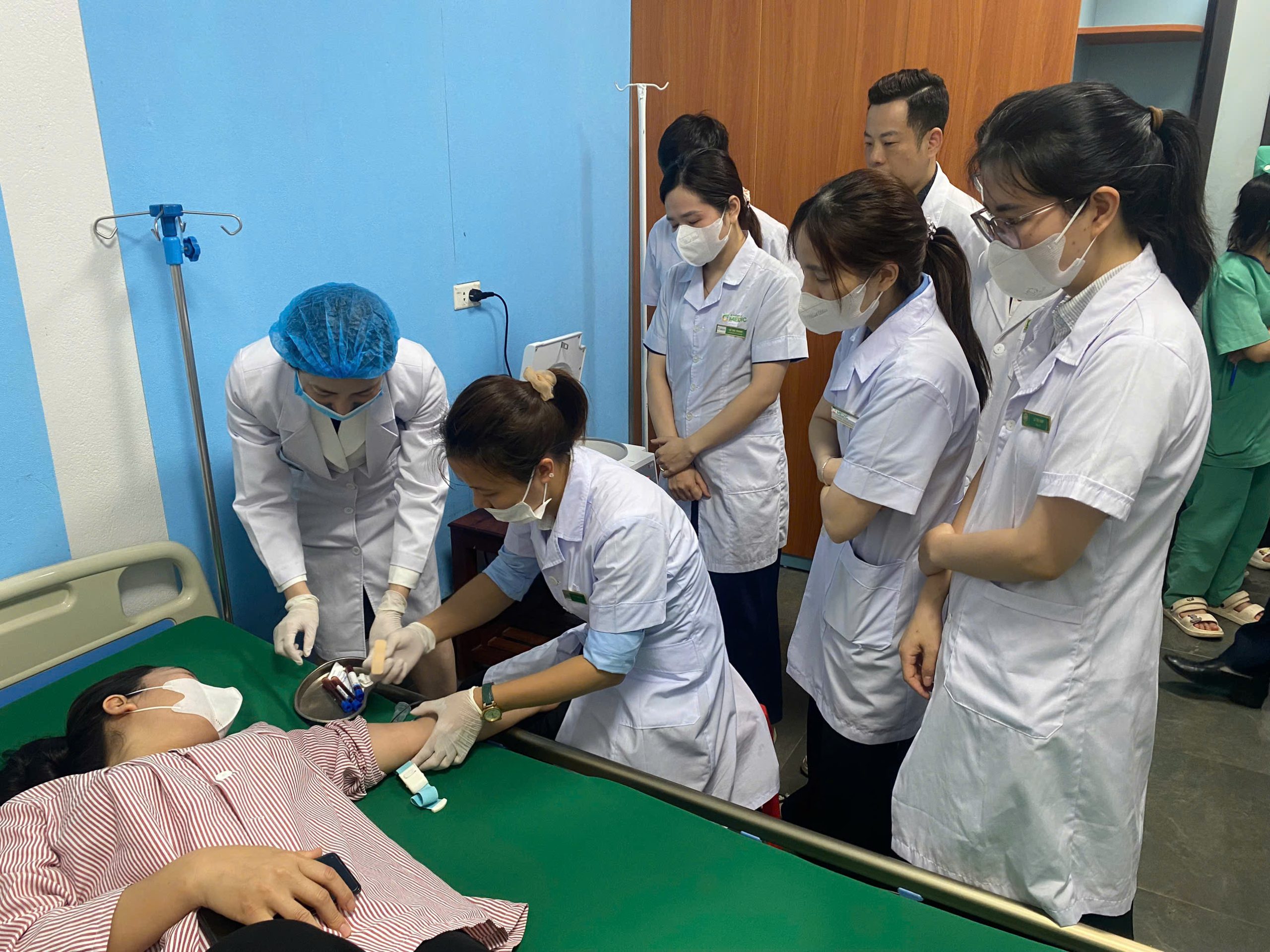 Bác sĩ thực hiện kỹ thuật tiêm PRP theo quy trình chuẩn, đảm bảo hiệu quả điều trị.