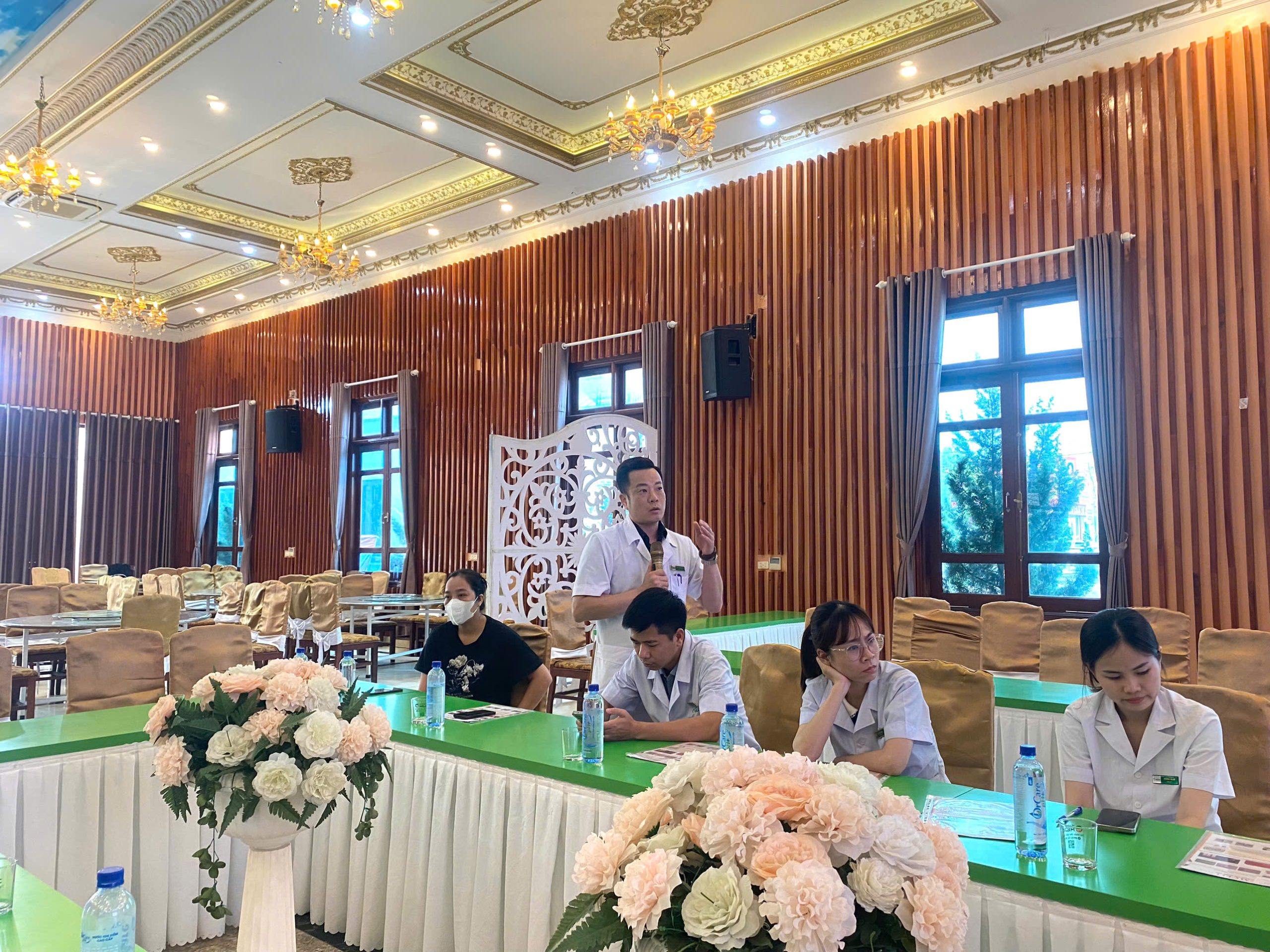 Các bác sĩ trao đổi, thảo luận về hiệu quả ứng dụng PRP trong điều trị thực tế.