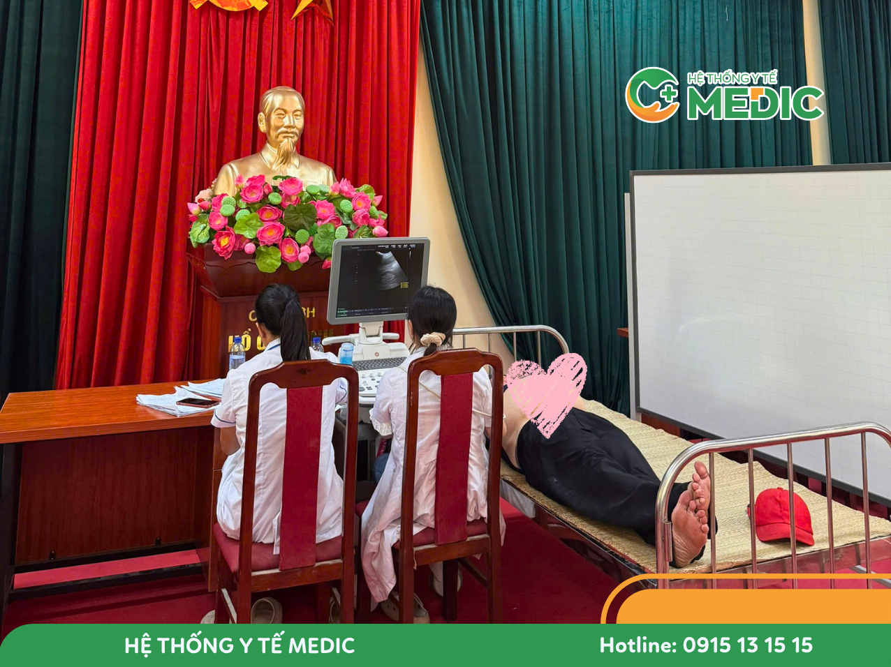 Đội ngũ y bác sĩ tận tình thăm khám và tư vấn cho người dân