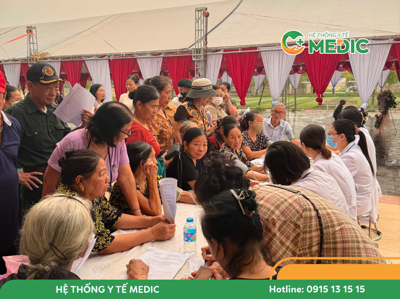 Đông đảo phụ nữ và người cao tuổi có mặt từ sớm để kiểm tra sức khỏe