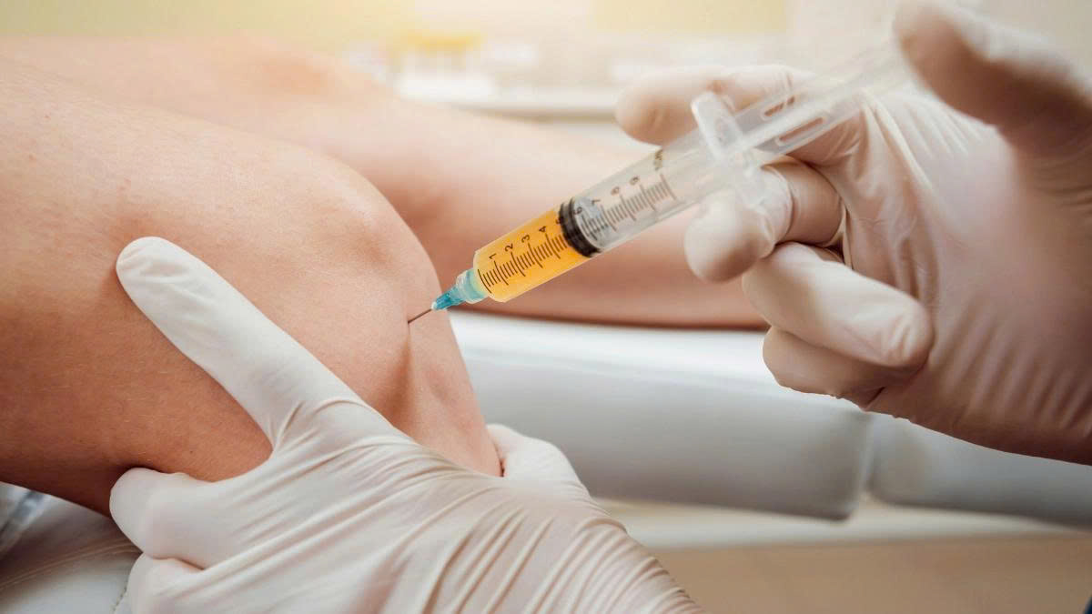 Bác sĩ thực hiện tiêm PRP vào vùng khớp bị tổn thương theo quy trình vô khuẩn nghiêm ngặt.