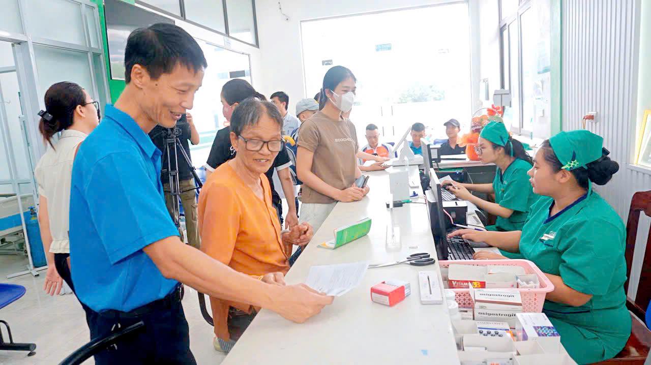 Chương trình “Tư vấn và khám bệnh miễn phí năm 2026” thu hút đông đảo đoàn viên, công nhân và người lao động tham gia.