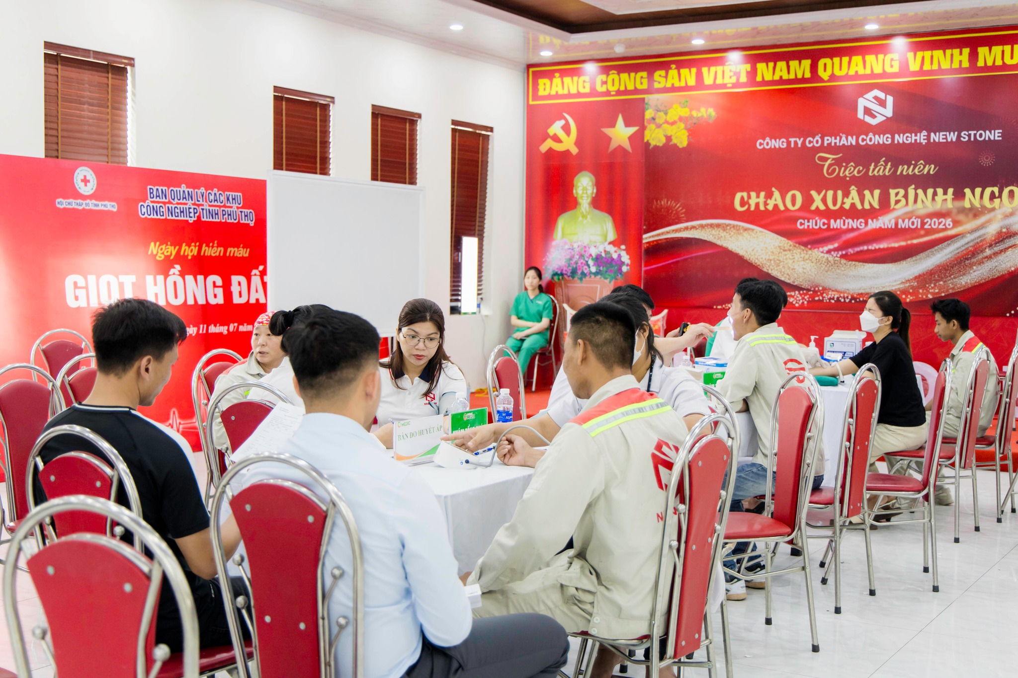 Đội ngũ y bác sĩ Hệ thống Y tế Medic thực hiện khám sức khỏe định kỳ cho cán bộ, công nhân viên Công ty New Stone Quartz Việt Nam.