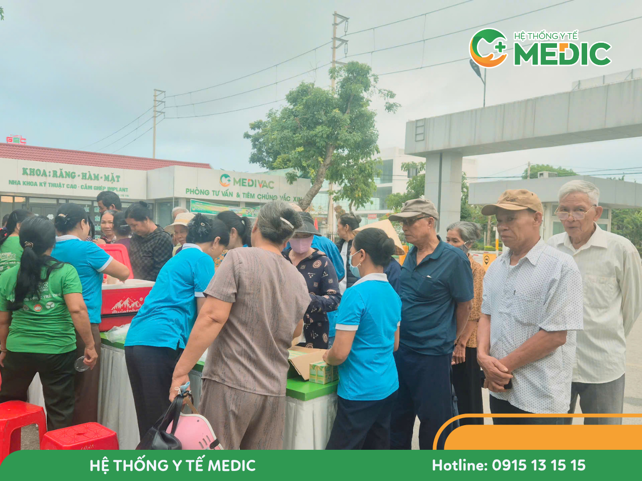 Đông đúc người bệnh đã có mặt tại địa điểm phát cháo để nhận những suất cháo nghĩa tình 