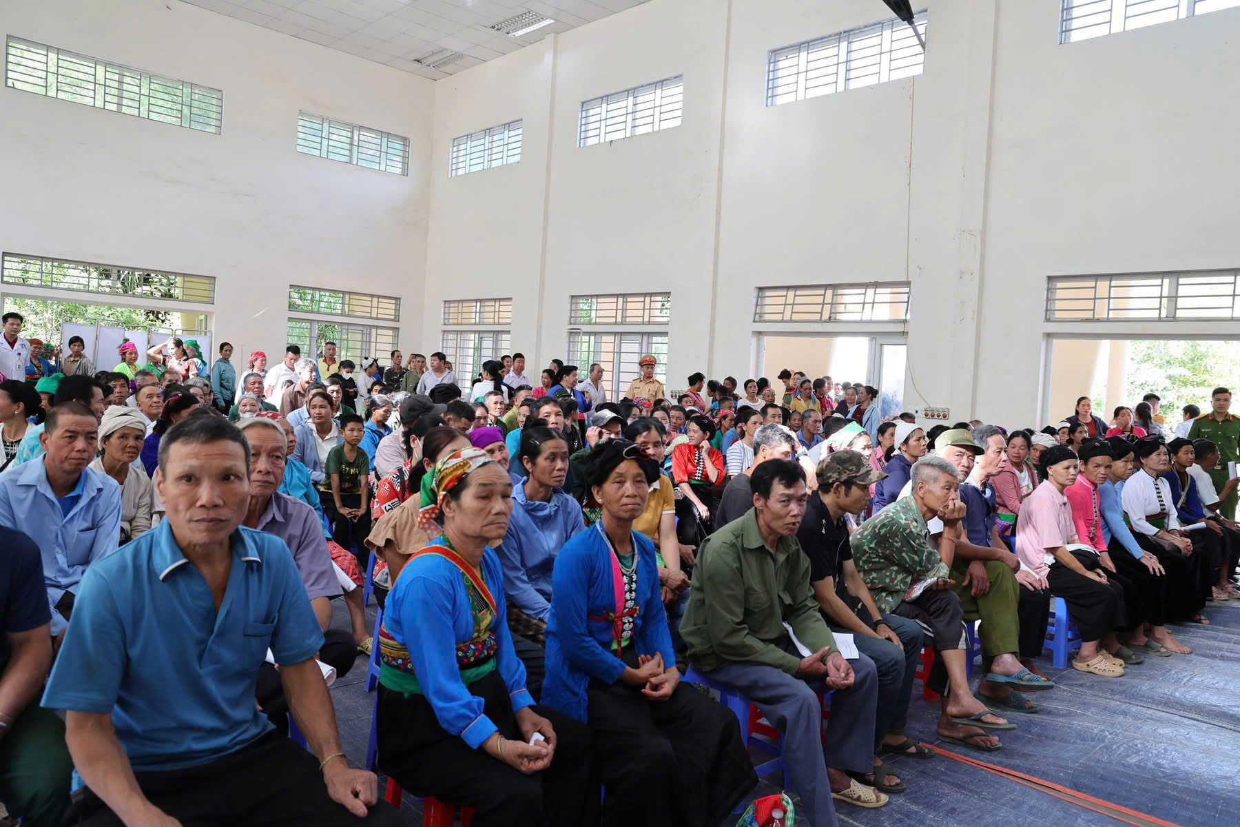 Đông đảo bà con nhân dân có mặt từ sớm để tham gia chương trình khám sức khỏe và tư vấn y tế miễn phí.
