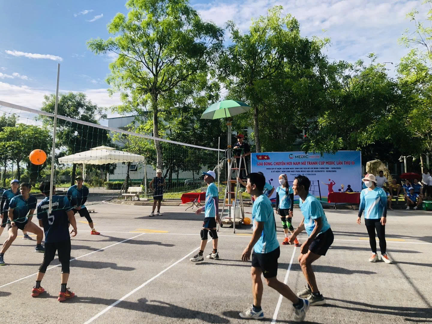 Những pha tranh bóng đẹp mắt và đầy kịch tính tại Giải bóng chuyền hơi tranh cúp Medic 2026.