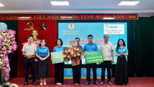 Đại diện Hệ thống Y tế Medic trao quà cho các Nghiệp đoàn