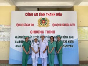 Đội ngũ bác sĩ, điều dưỡng của Bệnh viện đa khoa Medic Hải Tiến tham gia khám và phát thuốc miễn phí cho người dân